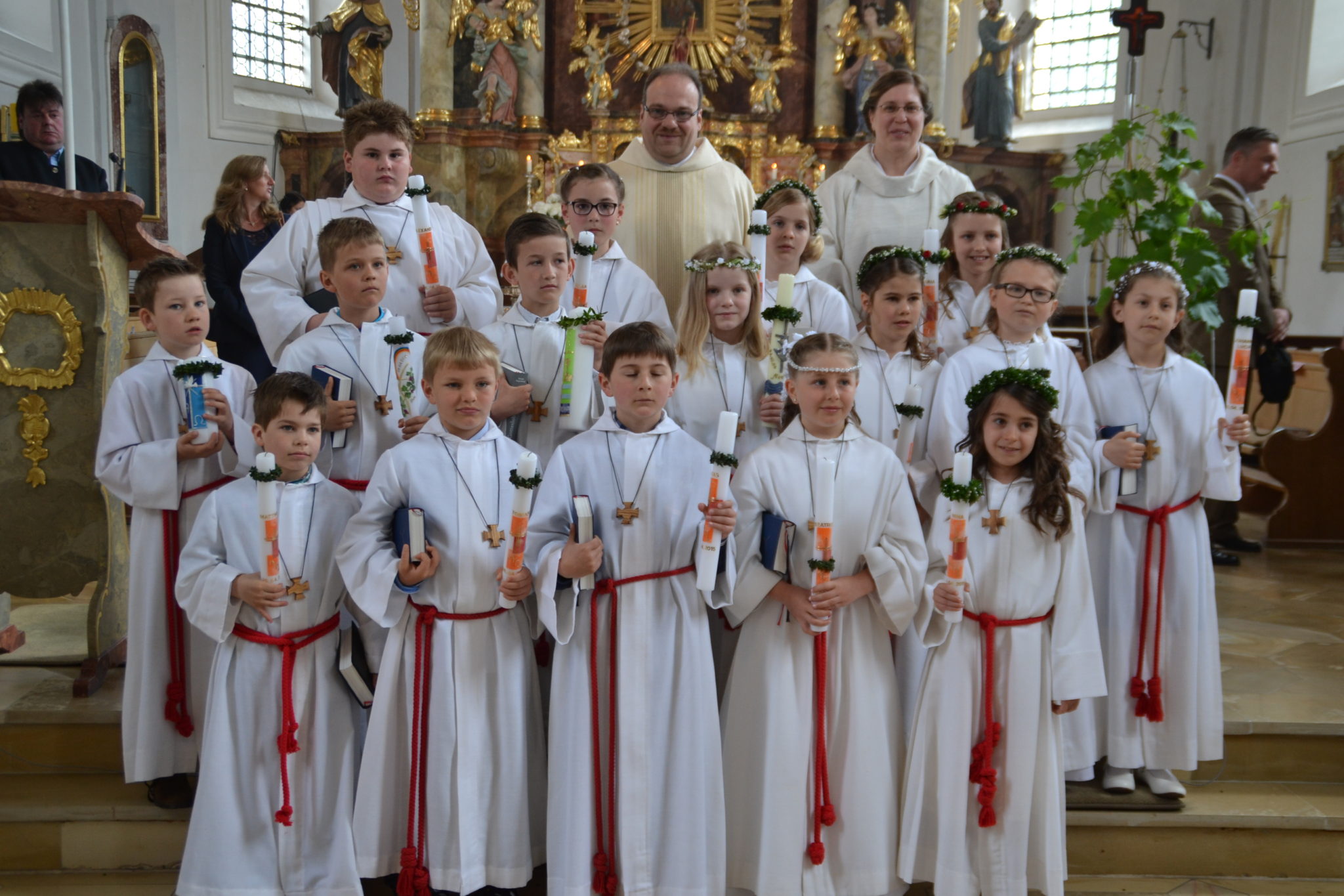 Die 16 Kommunionkinder mit Pfarrer Stefan Altschäffel und Pastoralreferentin Nina Fuchs